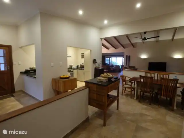 Thatch by the Sea en Sudáfrica, KwaZulu-Natal, Ballito - bungaló Cocina con comedor