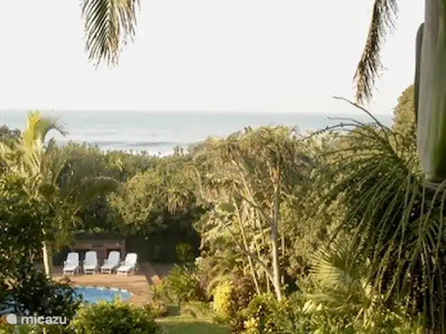 Thatch by the Sea en Sudáfrica, KwaZulu-Natal, Ballito - bungaló Vista al mar desde la terraza