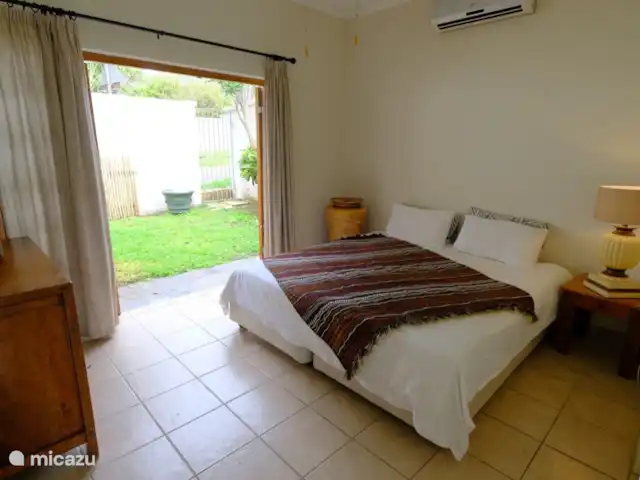 Thatch by the Sea en Sudáfrica, KwaZulu-Natal, Ballito - bungaló Dormitorio 5 en piso