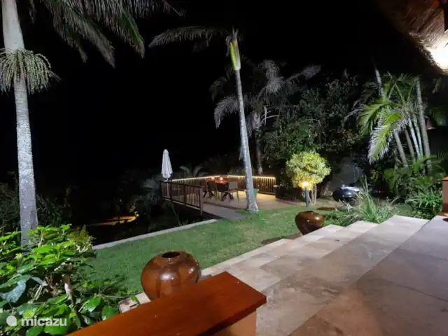 Thatch by the Sea en Sudáfrica, KwaZulu-Natal, Ballito - bungaló cubierta de vista nocturna