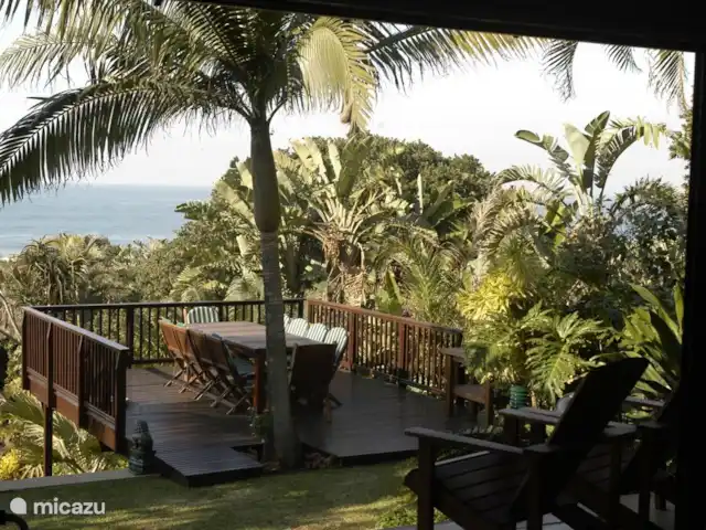 Thatch by the Sea en Sudáfrica, KwaZulu-Natal, Ballito - bungaló Terraza y vista al mar desde el porche frente a la casa