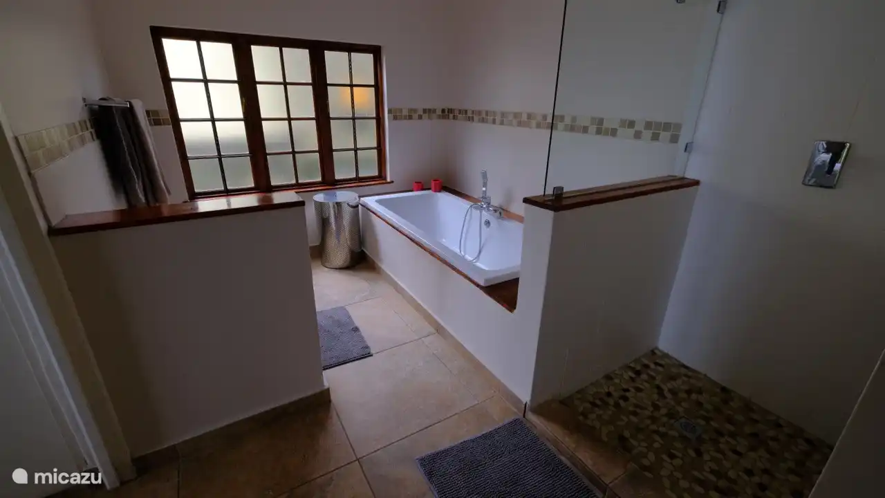 Ensuite-Badezimmer zum Hauptschlafzimmer (rechts am Meer)