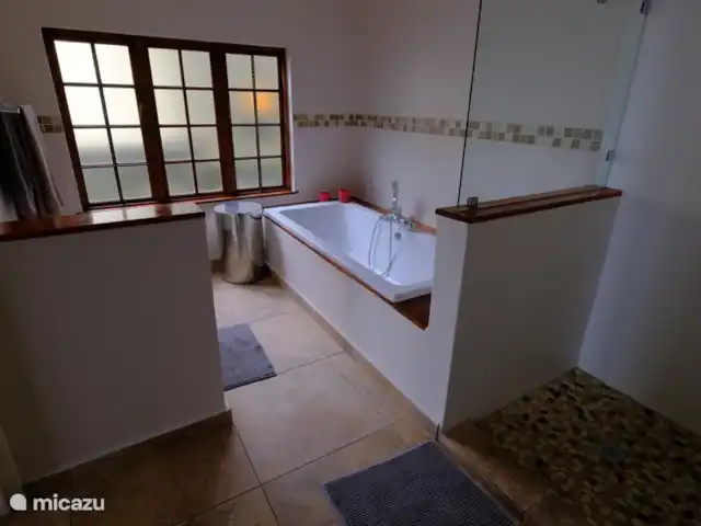 Thatch by the Sea en Sudáfrica, KwaZulu-Natal, Ballito - bungaló Baño en suite dormitorio principal
