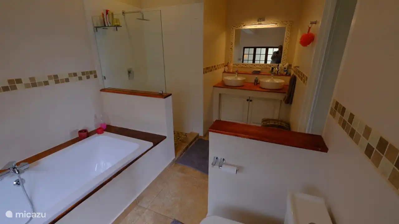 Master-Bad (rechts am Meer)