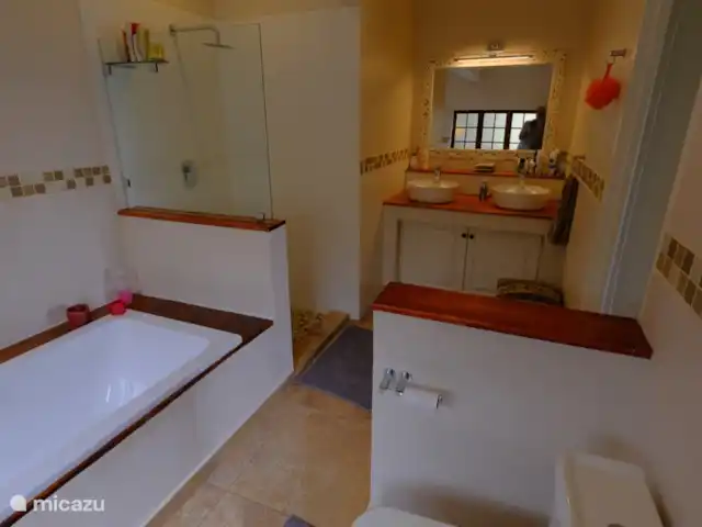 Thatch by the Sea en Sudáfrica, KwaZulu-Natal, Ballito - bungaló Baño principal en suite