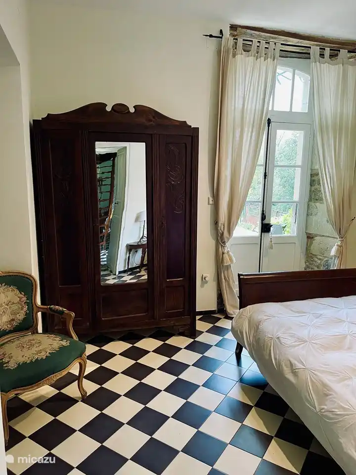 Schlafzimmer 1 mit Terrasse im Erdgeschoss