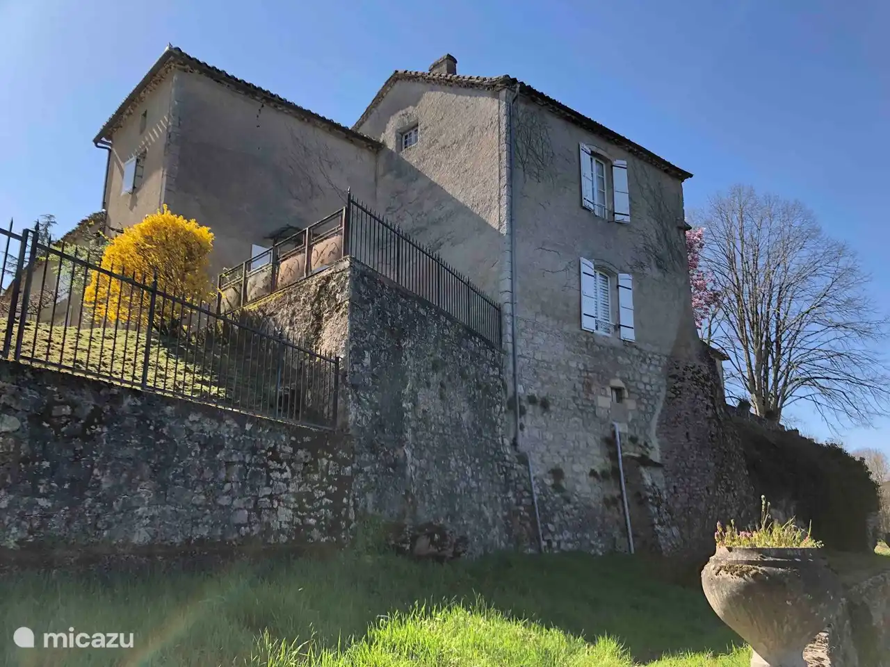 Blick vom Kai auf den Fluss