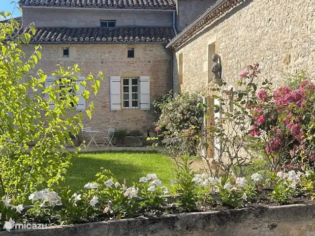 La Croze - Gîte Monet | France, Lot, Vire-sur-Lot - maison de vacances Cour (accès au gîte)