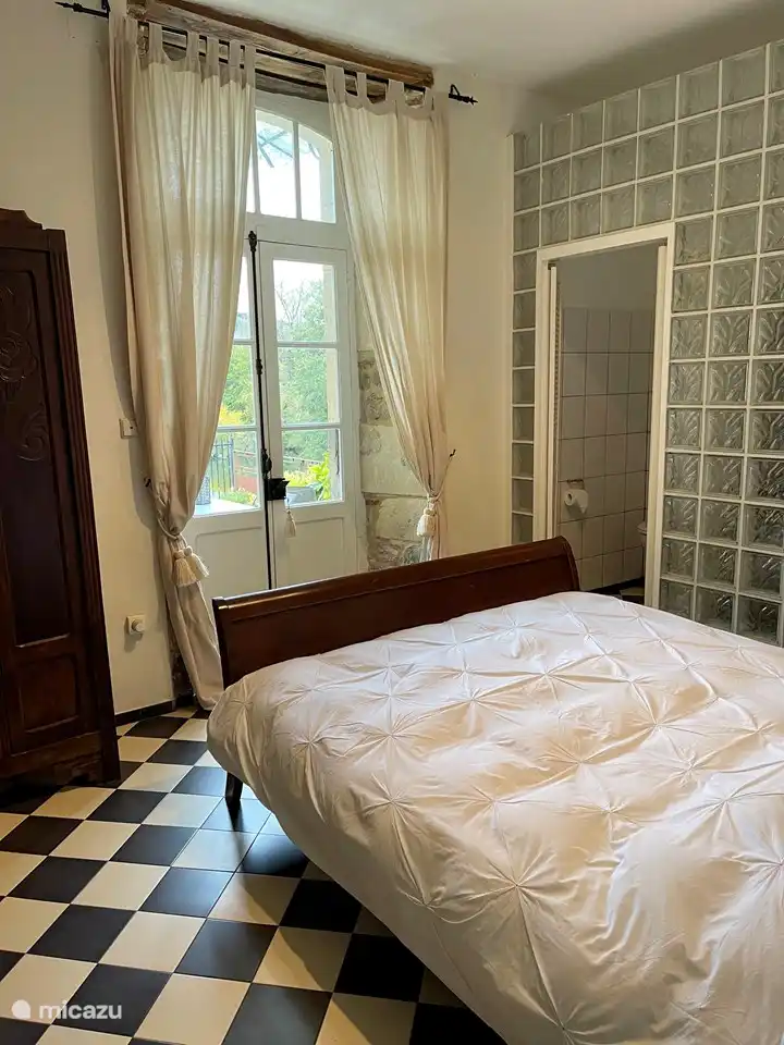 Schlafzimmer 1 mit Terrasse und Bad im Erdgeschoss