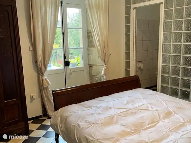 La Croze - Gîte Monet | France, Lot, Vire-sur-Lot - maison de vacances Chambre 1 avec terrasse et salle de bain en bas