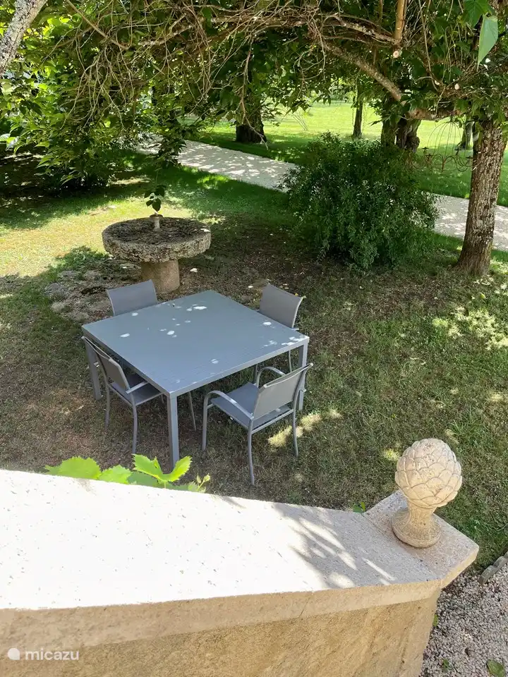 Terrasse unter den Bäumen