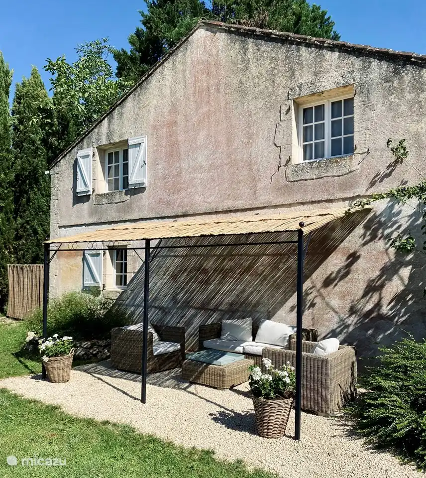 Terrasse neben dem Ferienhaus