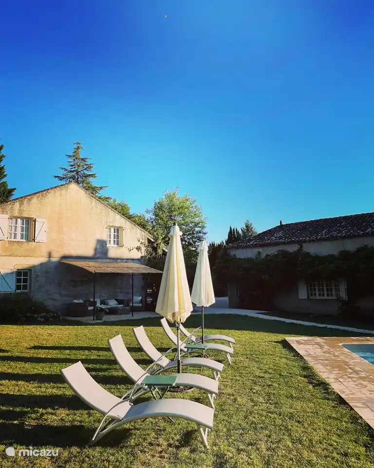 Blick auf den Fluss und das Schwimmbad