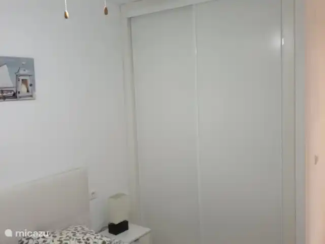 apartamento en España, Costa del Sol, Benalmádena – Casa Schellenboom Dormitorio principal con ventilador de techo. Armario empotrado con puertas correderas