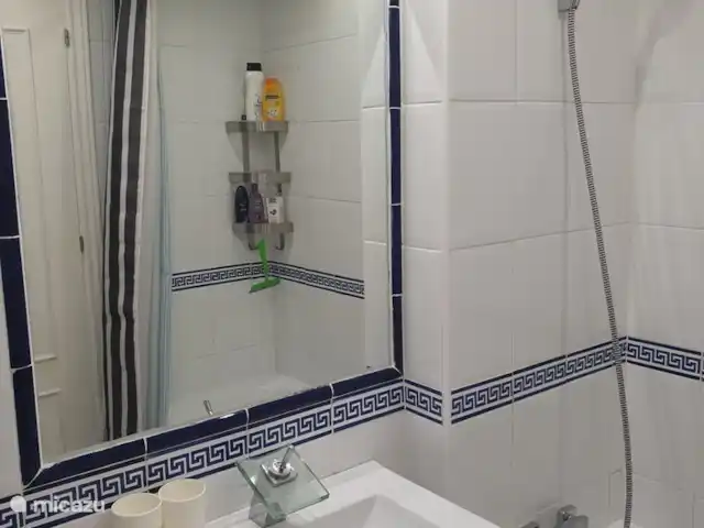 apartamento en España, Costa del Sol, Benalmádena – Casa Schellenboom El baño con bañera y ducha.