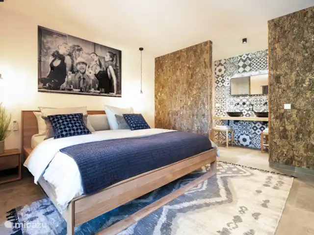 Hidden Villa Javea in Spain, Costa Blanca, Jávea - villa bedroom with special cork wall with bathroom ensuite