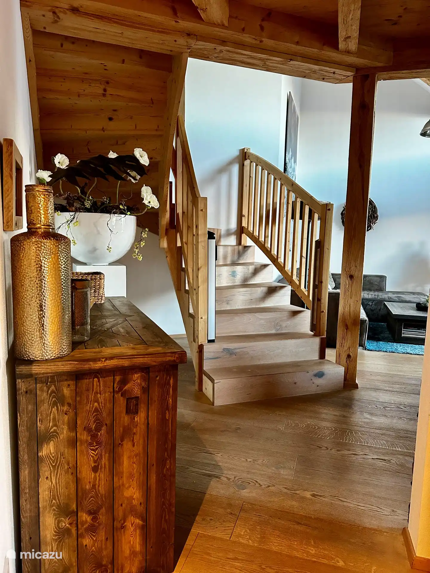 Escaleras a la parte superior con dormitorio, baño y altillo con sofá cama.