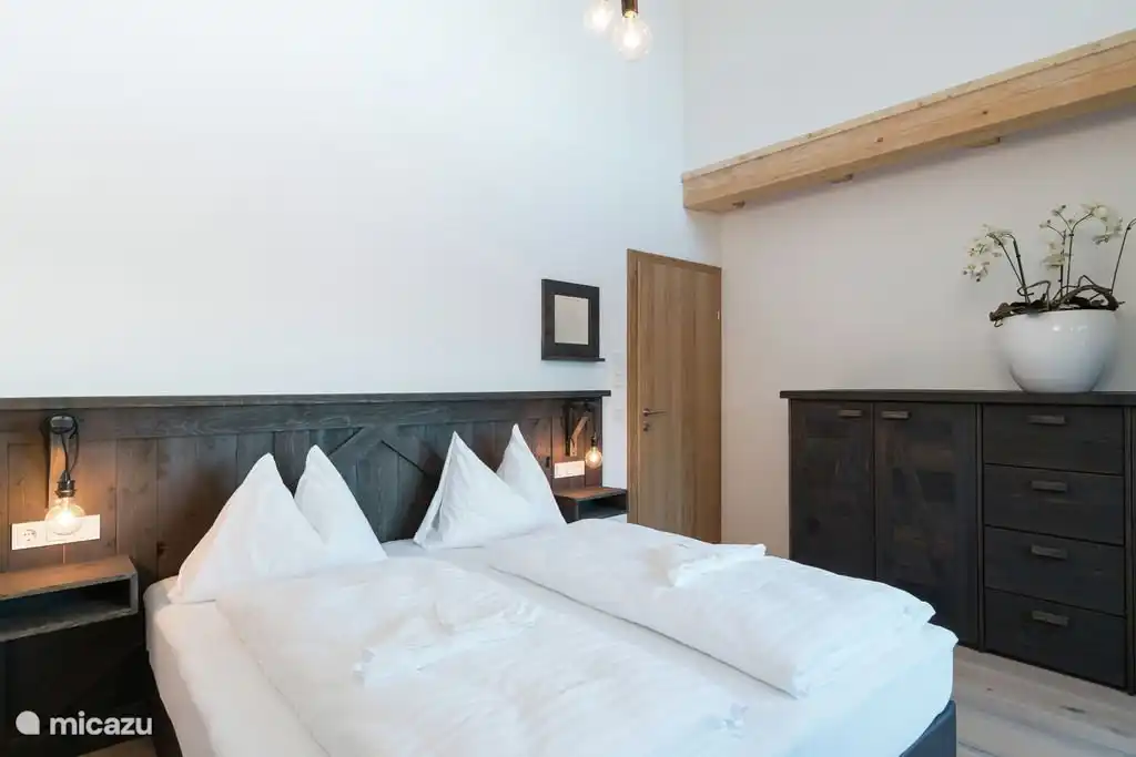 Acogedoras habitaciones con TV y amplias camas dobles, esta es la habitación 1 en la planta baja al frente con acceso al balcón.