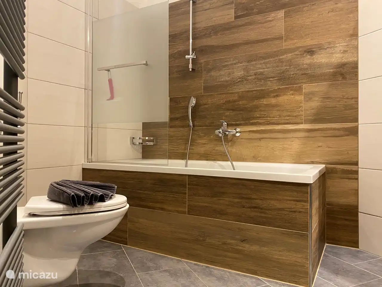 Baño de arriba con ducha/bañera y WC