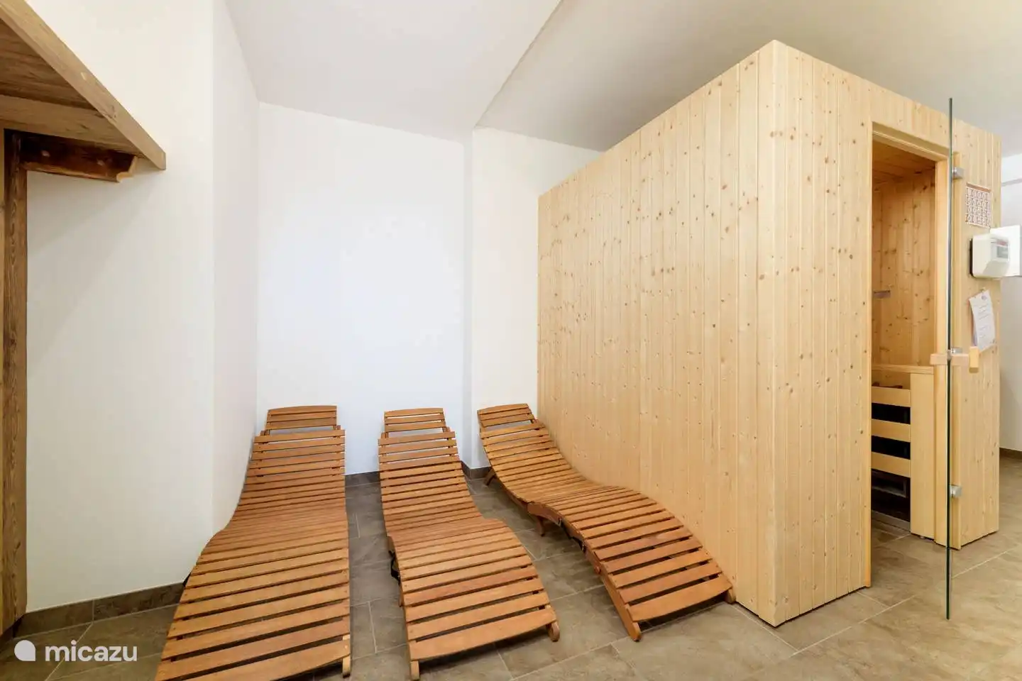 Sauna con ducha y WC compartido con otros huéspedes se encuentra un piso más abajo.