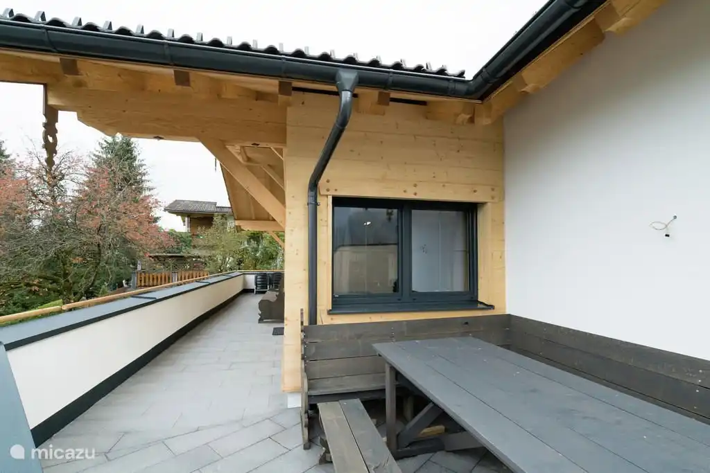 amplia terraza exterior con gran zona de estar