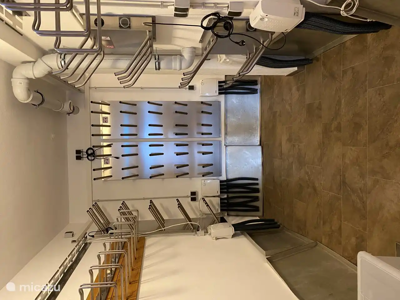 Amplia bodega de esquí con secadores de zapatos