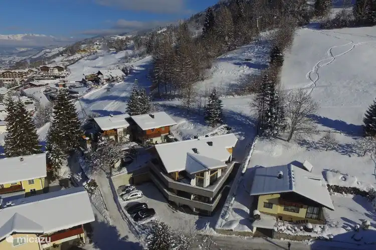 Junto al telesilla y la pista