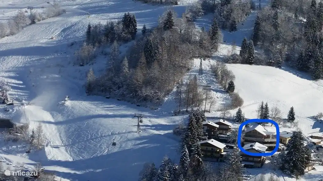 Ubicado al lado del elevador deslizando 1 minuto, caminando 4 minutos