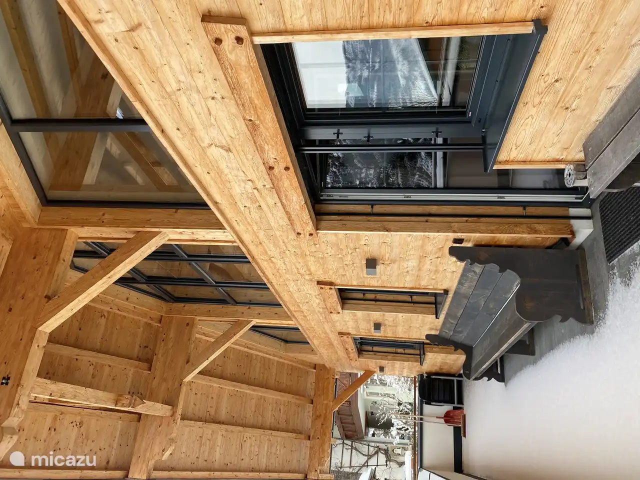 Amplio balcón con mucho sol.