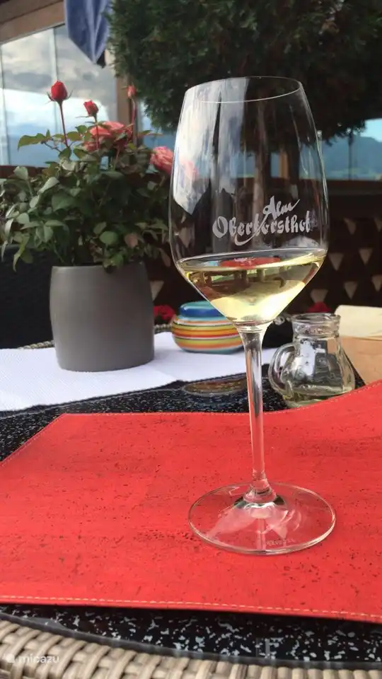 Alpendorf ofrece muy buena gastronomía. Los hoteles también tienen restaurantes buenos y asequibles.
Pizzería a la vuelta de la esquina. Mc Donalds a 3 km y hay opciones para llevar. Y si no te apetece salir por la puerta, te lo traen.