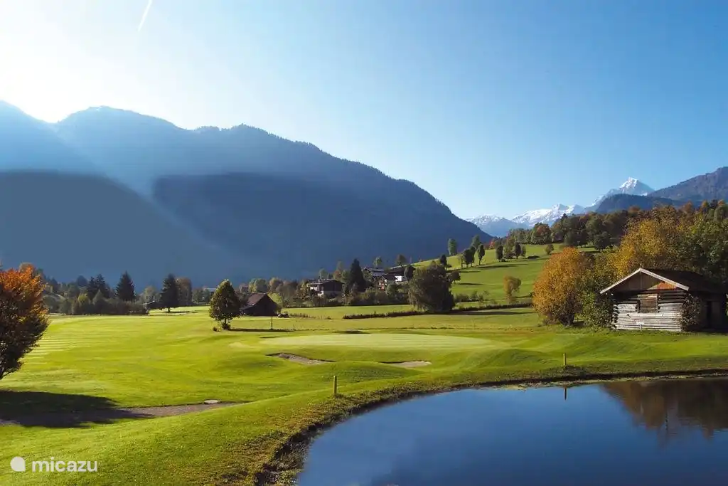 El campo de golf está a 4 kilómetros del ático en Sankt Johann, pero también hay un hermoso campo en Zell am See / Kaprun.