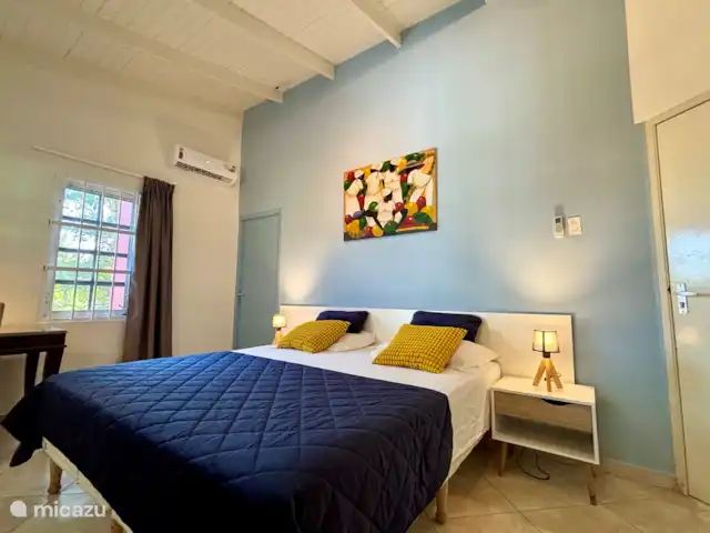 Beau bungalow sur SeruCoral Curaçao | Curaçao, Curaçao-Centre, Partisan du corail - bungalow Chambre 1 avec lit king size, climatisation et salle de bain à l'italienne