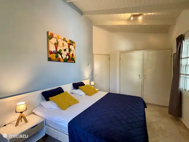Beau bungalow sur SeruCoral Curaçao | Curaçao, Curaçao-Centre, Partisan du corail - bungalow Chambre 1 avec lit king size, climatisation et salle de bain à l'italienne