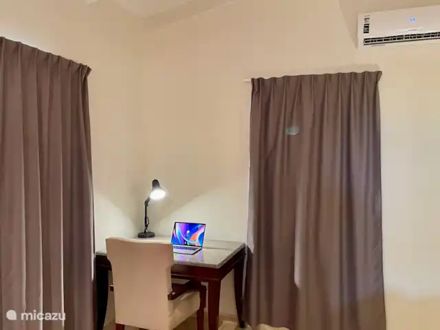 Beau bungalow sur SeruCoral Curaçao | Curaçao, Curaçao-Centre, Partisan du corail - bungalow Lieu de travail avec bureau / chaise dans la chambre avec air conditionné