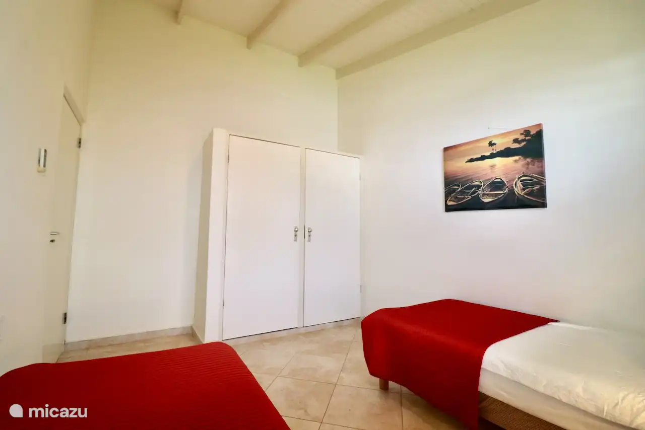 Chambre spacieuse 2 avec 2 lits, climatisation et beaucoup d'espace de rangement