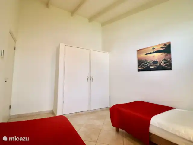 Beau bungalow sur SeruCoral Curaçao | Curaçao, Curaçao-Centre, Partisan du corail - bungalow Chambre spacieuse 2 avec 2 lits, climatisation et beaucoup d'espace de rangement