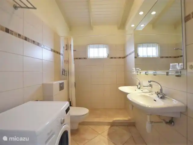 Beau bungalow sur SeruCoral Curaçao | Curaçao, Curaçao-Centre, Partisan du corail - bungalow Deuxième salle de bain avec WC, douche et machine à laver