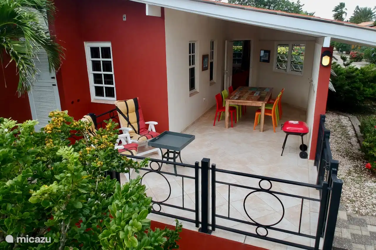 Porche et terrasse à l'arrière de la maison