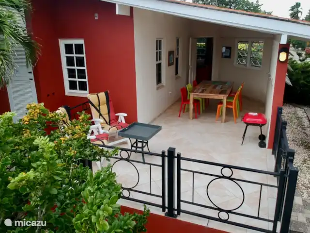 Beau bungalow sur SeruCoral Curaçao | Curaçao, Curaçao-Centre, Partisan du corail - bungalow Porche et terrasse à l'arrière de la maison