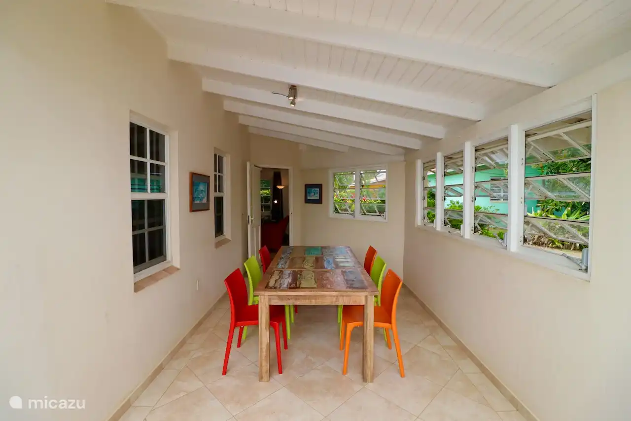 Grande table à manger sous véranda