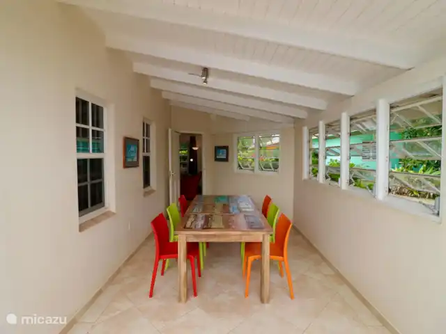 Beau bungalow sur SeruCoral Curaçao | Curaçao, Curaçao-Centre, Partisan du corail - bungalow Grande table à manger sous véranda