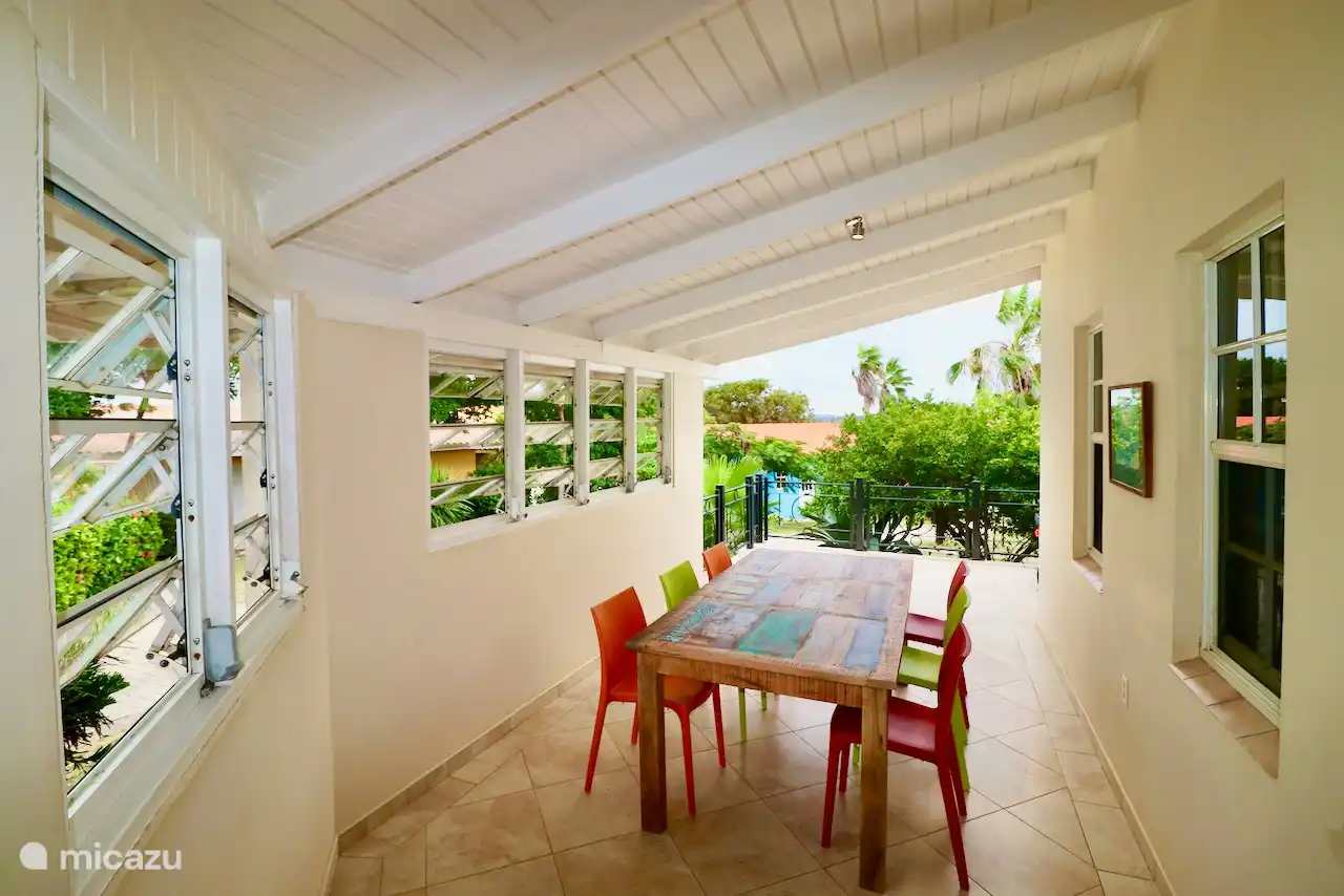 Grande table à manger sous la véranda, belle dans le vent