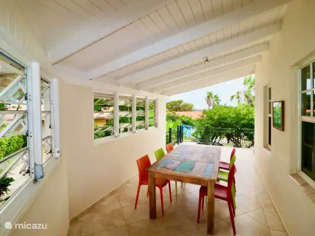 Beau bungalow sur SeruCoral Curaçao | Curaçao, Curaçao-Centre, Partisan du corail - bungalow Grande table à manger sous la véranda, belle dans le vent
