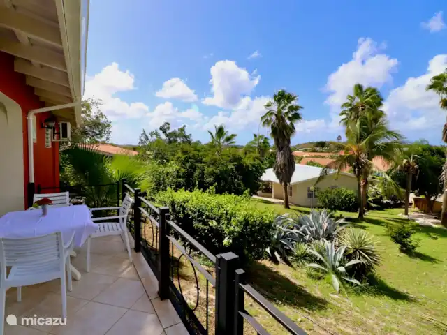 Beau bungalow sur SeruCoral Curaçao | Curaçao, Curaçao-Centre, Partisan du corail - bungalow Vue sur la station et les collines environnantes depuis le point culminant de la station