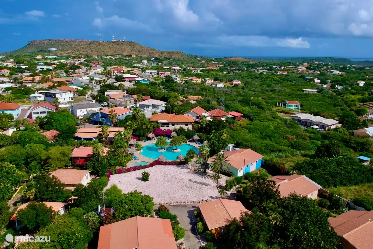 Vue aérienne du Seru Coral Resort avec piscine