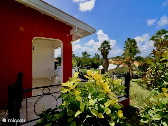 Beau bungalow sur SeruCoral Curaçao | Curaçao, Curaçao-Centre, Partisan du corail - bungalow Vue sur le jardin tropical depuis l'avant de la maison