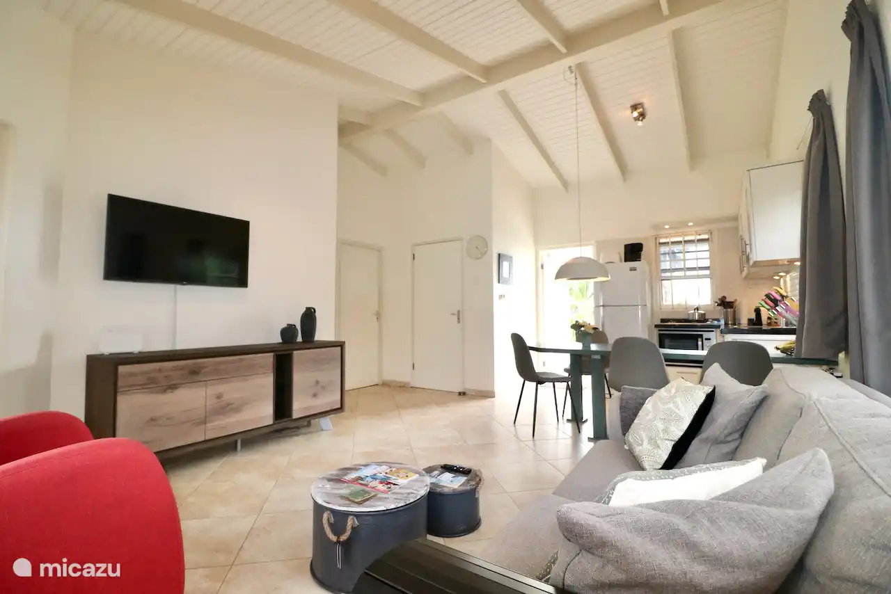 Salon spacieux avec intérieur moderne et cuisine entièrement équipée