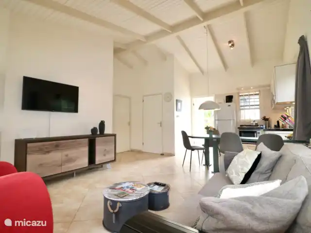 Beau bungalow sur SeruCoral Curaçao | Curaçao, Curaçao-Centre, Partisan du corail - bungalow Salon spacieux avec intérieur moderne et cuisine entièrement équipée