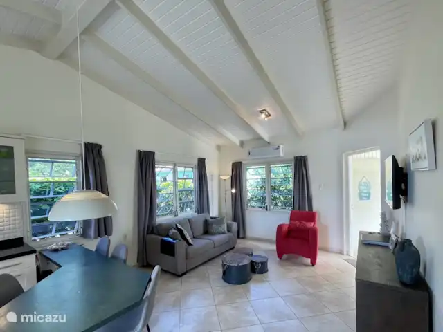 Beau bungalow sur SeruCoral Curaçao | Curaçao, Curaçao-Centre, Partisan du corail - bungalow Salon spacieux avec cuisine et climatisation (2021)