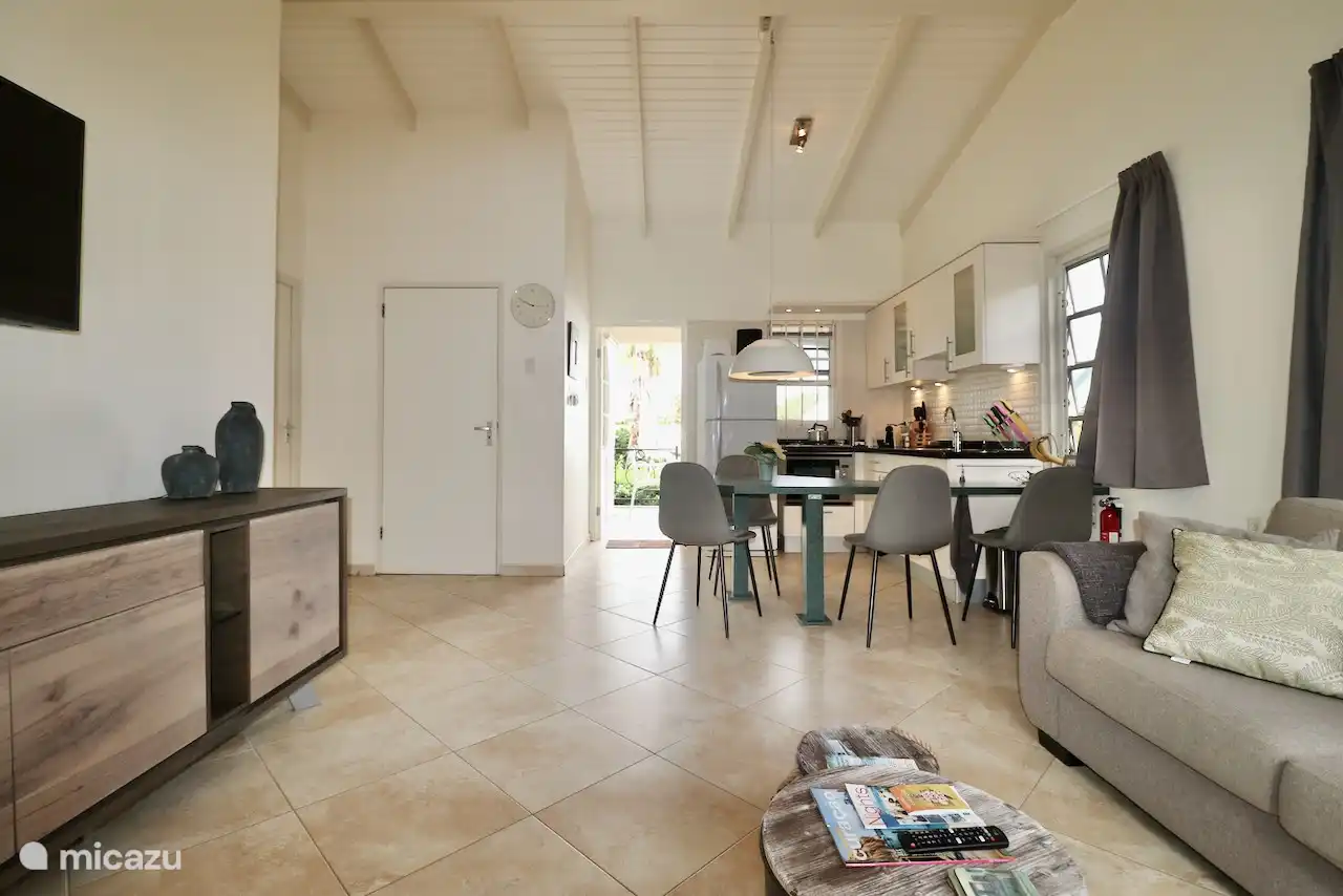 Salon spacieux avec intérieur moderne et cuisine entièrement équipée